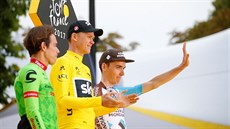 TRIO NEJLEP�ÍCH. Chris Froome (uprost�ed) druhý Rigoberto Uran (vlevo) a t�etí...