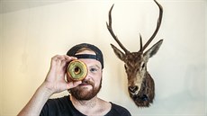 Luká� Va�ek ve své pekárn� vyrábí kombinace donutu a croissantu. (20. �ervence...