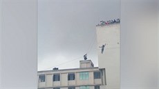 Dívka spadla z estipatrové budovy pi hodin horolezectví