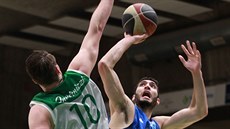 Karam Ma�ur v modrém dresu izraelského celku Bnei Herzlija úto�í p�es Huga...