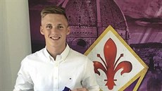 Martin Graiciar pózuje s typicky fialovým dresem italské Fiorentiny.