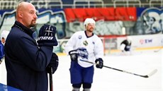Momentka z tréninku hokejist Komety Brno, ve sleduje trenér Libor Zábranský.