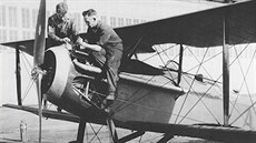 Ped 100 lety zaali vyvíjet první palubní letoun