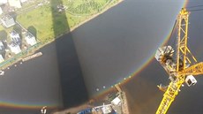 Takto vypadá kruhová duha! Byla zachycena z obího mrakodravu v Rusku