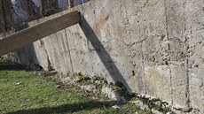 Sousedova zídka se zna�n� naklání. 