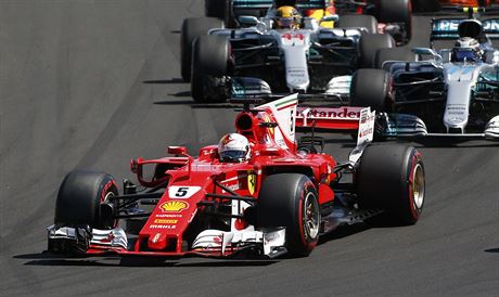 Sebastian Vettel z Ferrari vede pole jezdc, za ním se tlaí piloti Mercedesu Valtteri Bottas s Lewisem Hamiltonem.