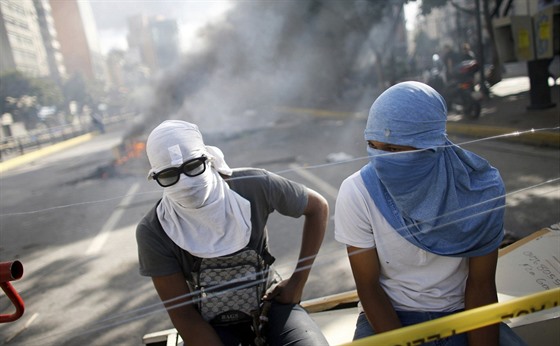 Protivládní demonstranti v Caracasu bhem voleb do Ústavodárného shromádní...