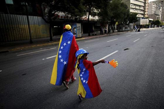 Protivládní demonstranti v Caracasu bhem voleb do Ústavodárného shromádní...