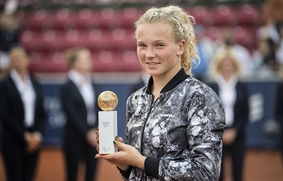 Kateina Siniaková  s trofejí pro vítzku turnaje v Bastadu.