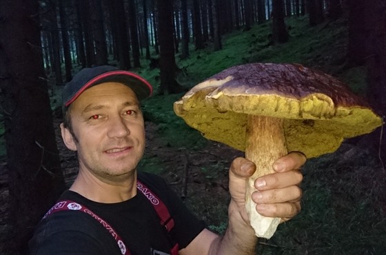 Pavel Molnár objevil v lesích na Jáchymovsku obří hřib.