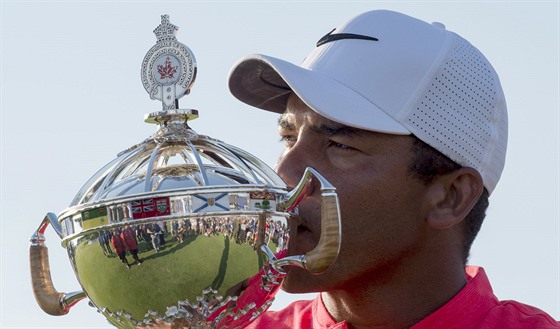 Venezuelský golfista Jhonattan Vegas s trofejí pro vítze turnaje Canadian Open...