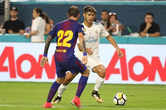 Marco Asensio (vpravo) z Realu Madrid se snaí obejít Aleixe Vidala z FC...