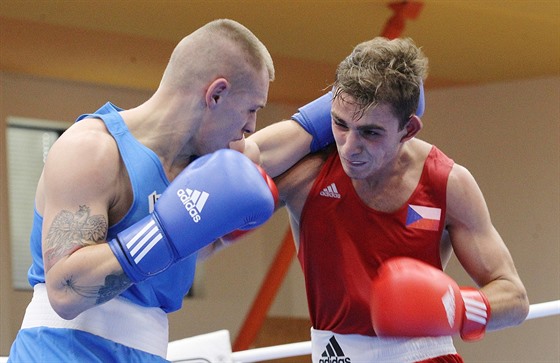 eský boxer Erik Agatelian bojuje s Mateuszem Polským z Polska.