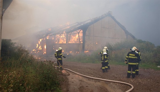 Poár skladovacích hal a pole v Podhradí - ejkovicích na Jiínsku (30.7.2017).