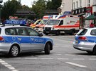 Policejní auta poblí místa útoku v hamburském supermarketu (28.7.2017)