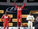 Nmecký jezdec Sebastian Vettel z Ferrari (uprosted) slaví vítzství na Velké...