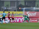 imon Falta z Olomouce stílí gól v utkání s Mladou Boleslaví.