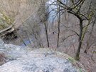 Pohled z vrcholu via ferraty Vodní brána u Semil do údolí eky Jizery.