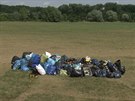 Nelegální technoparty u Oseku na Nymbursku pipomínají u jen pytle s odpadky.