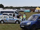 Policejní antikonfliktní tým se snaí pimt úastníky nelegální technoparty na...