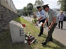 Zástupci eské armády a státní policie pi pokládání kytic u památníku v...