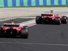 Sebastian Vettel a Kimi Räikkönen z Ferrari krouí v ele Velké ceny Maarska...