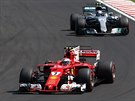 Kimi Räikkönen z Ferrari a za ním Valtteri Bottas z Mercedesu ve Velké cen...
