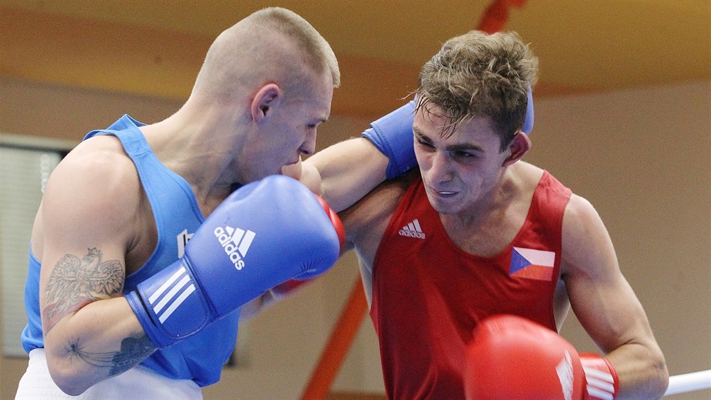 �eský boxer Erik Agatelian bojuje s Mateuszem Polským z Polska.