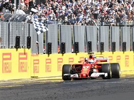 Nmeck jezdec formule 1 Sebastian Vettel z Ferrari projd jako prvn clem...
