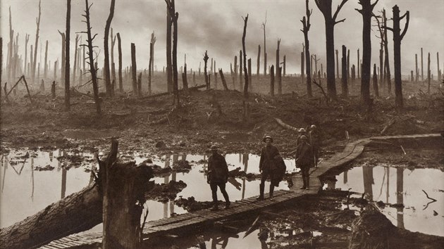 Australt vojci prochzej rozstlenou krajinou u Passchendaele