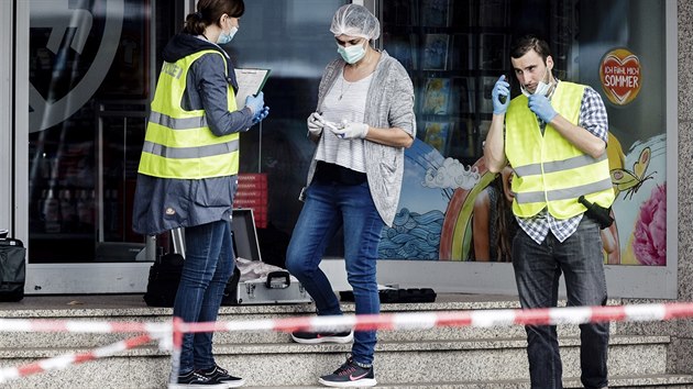 Policejn tm et tok v hamburskm supermarketu (28.7.2017)