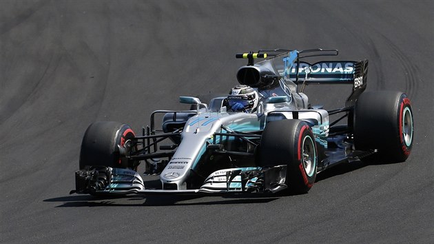 Jezdec tmu Mercedes Valtteri Bottas z Finska pi Velk cen Maarska.