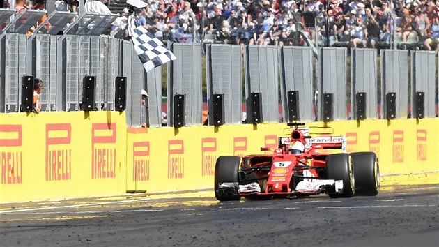 Nmeck jezdec formule 1 Sebastian Vettel z Ferrari projd jako prvn clem Velk ceny Maarska.