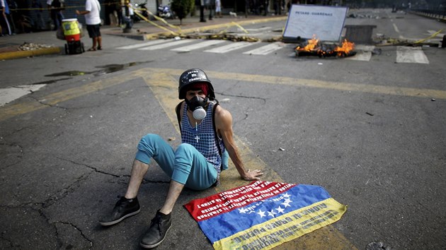 Protivládní demonstranti v Caracasu během voleb do Ústavodárného shromáždění (30. července 2017).
