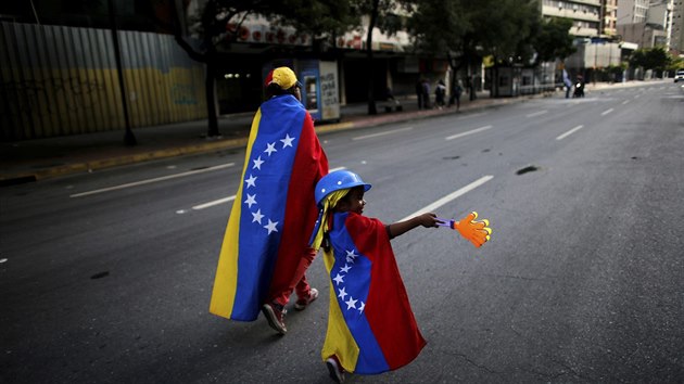 Protivldn demonstranti v Caracasu bhem voleb do stavodrnho shromdn (30. ervence 2017).
