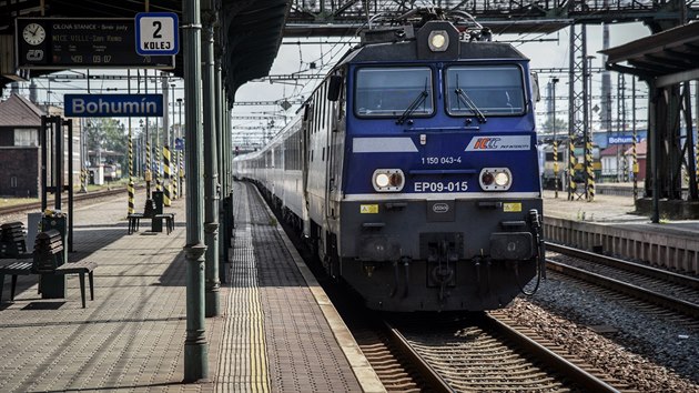 Jak dokládá informační tabule, každý pátek na bohumínském nádraží zastavuje vlak z Moskvy, který pokračuje až na francouzskou riviéru.