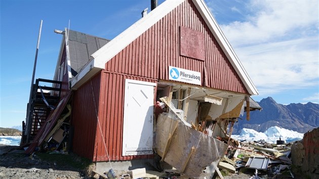 Pohled na jeden ze zniených dom ve vesnici Nuugaatsiaq, kterou 17. ervna...