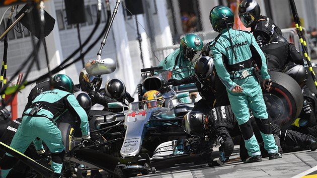 Lewis Hamilton v boxech pi Velk cen Maarska formule 1.