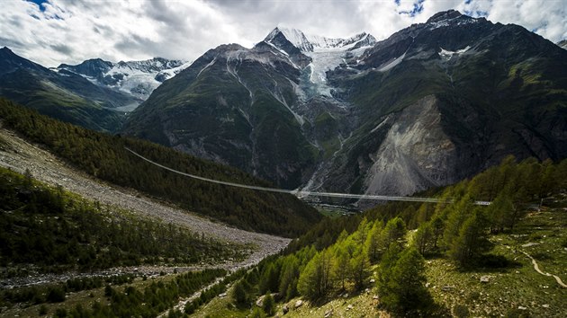 Na jihu vcarska mezi obcemi Grchen a Zermatt oteveli dajn nejdel visut most svta (29. ervence 2017).