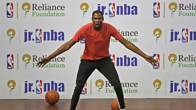 Kevin Durant na hromadnm trninku s mladmi indickmi basketbalisty