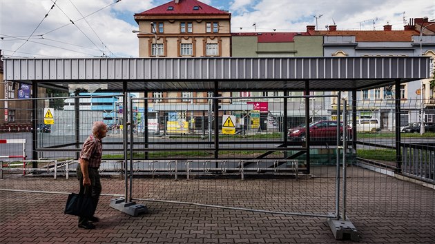 Oprava pstek u podchodu pod Steleckou ulic v centru Hradce Krlov (28.7.2017).