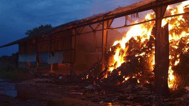 Požár skladovacích hal a pole v Podhradí - Čejkovicích na Jičínsku (30.7.2017).