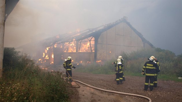 Požár skladovacích hal a pole v Podhradí - Čejkovicích na Jičínsku (30.7.2017).