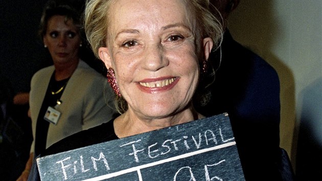 Jeanne Moreauov jako pedsedkyn poroty symbolicky zahajuje 48. ronk filmovho festivalu v Cannes. (17. kvtna 1995)