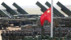 Čínský prezident Si Ťin-pching na vojenské přehlídce ve Vnitřním Mongolsku (30....