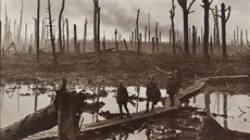 Australtí vojáci procházejí rozstílenou krajinou u Passchendaele