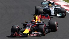 Max Verstappen z Red Bullu ujídí Lewisu Hamiltonovi z týmu Mercedes pi Velké...