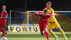 Varnsdorfský Pavlo Rudnickyj (ve lutém) se dere pes soupee v utkání 2. ligy...
