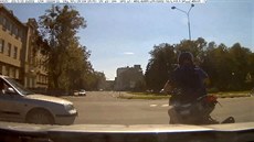 Zdrogovaného zlodje motorky zastavila a policejní zátarasa