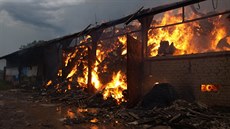 Poár skladovacích hal a pole v Podhradí - ejkovicích na Jiínsku (30.7.2017).